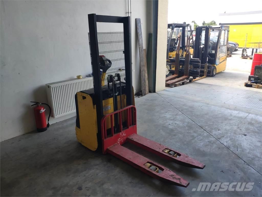 Hyster S1.0E Pedestrian stacker