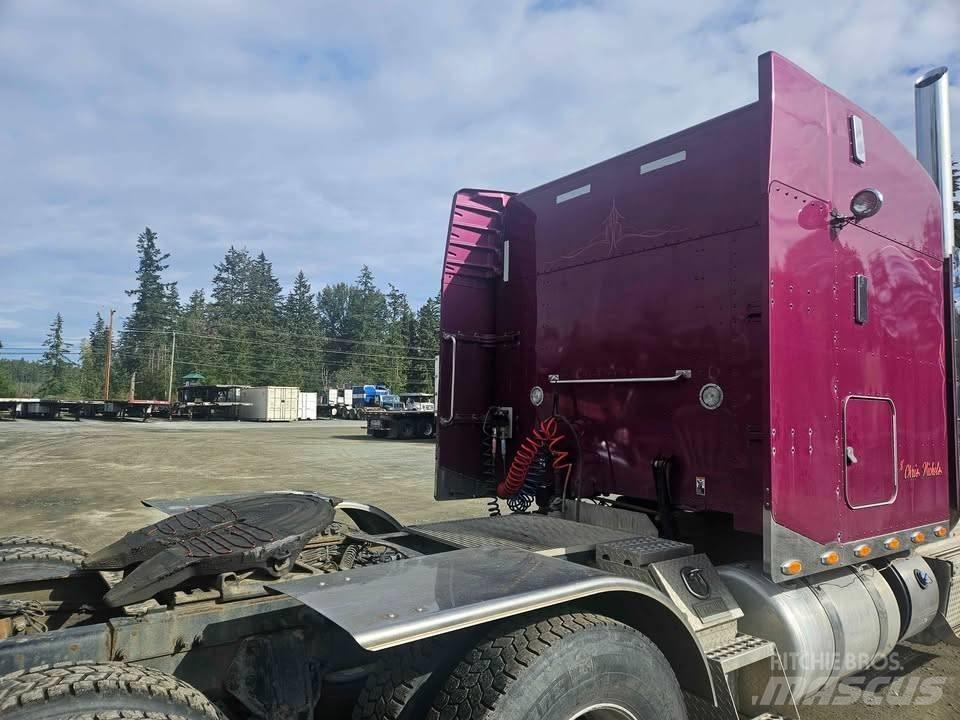 Peterbilt 388 Conventional Trucks / Tractor Trucks