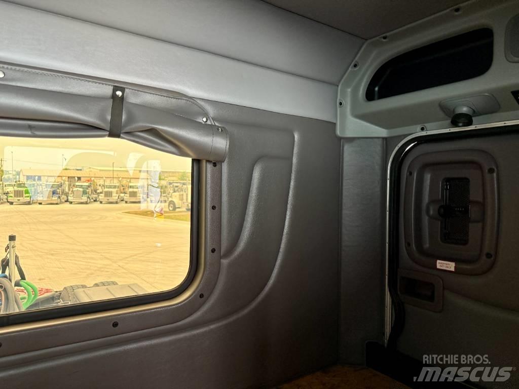 Peterbilt 389 Conventional Trucks / Tractor Trucks