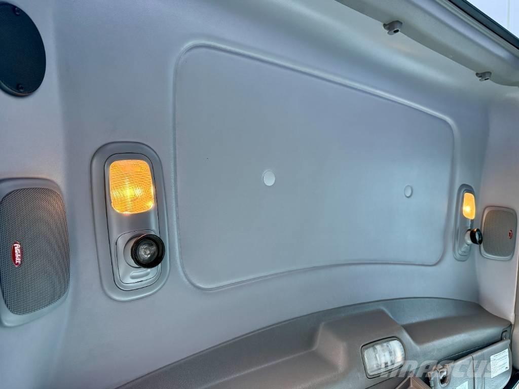 Peterbilt 389 Conventional Trucks / Tractor Trucks