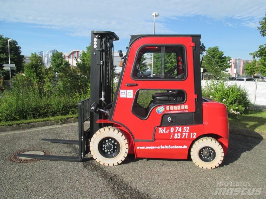 EP EFL 252 Electric Forklifts