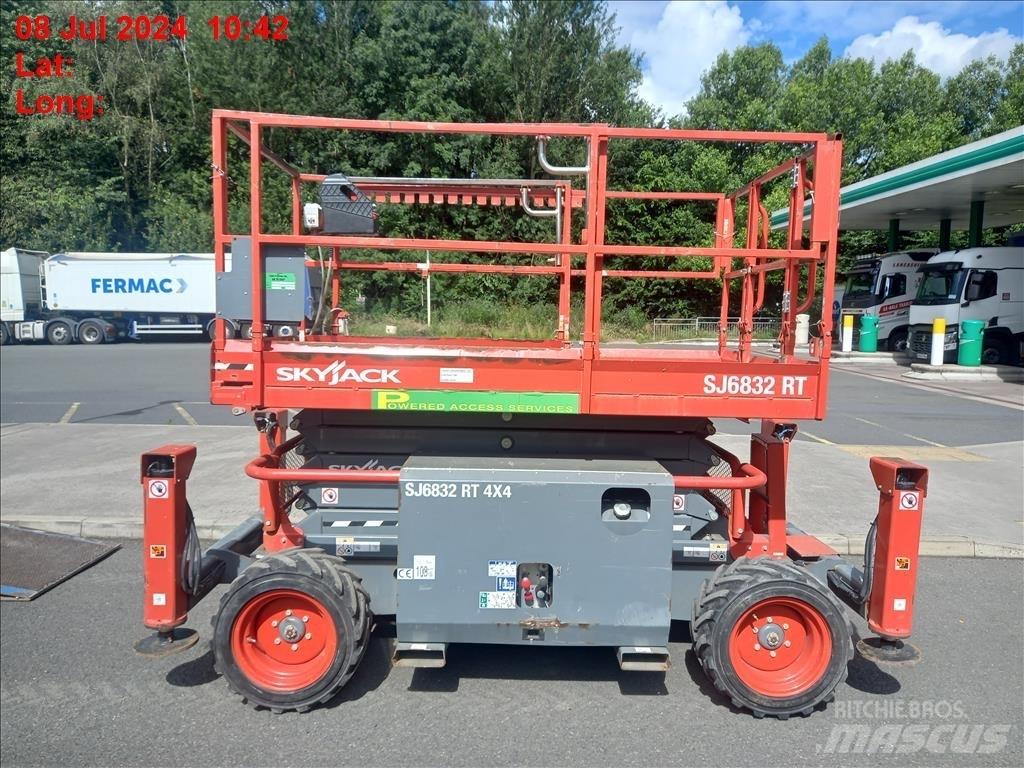 SkyJack SJ 6832 RT Scissor Lifts