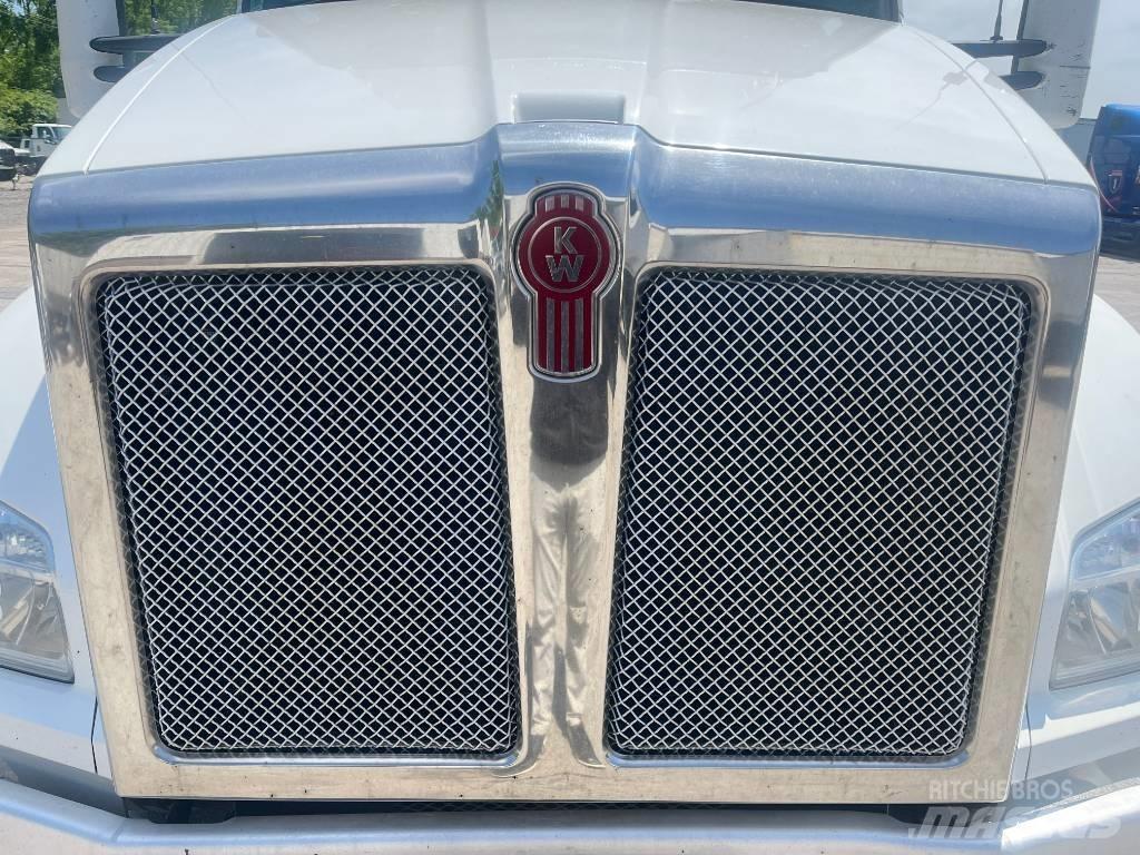 Kenworth T 880 Conventional Trucks / Tractor Trucks