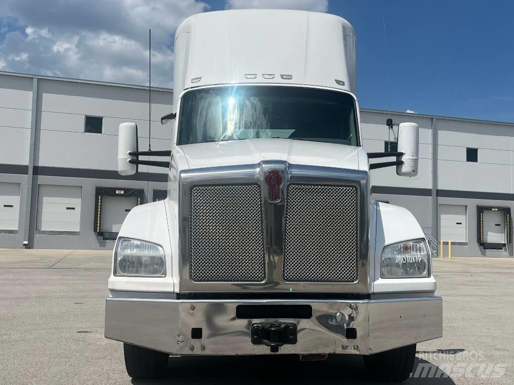 Kenworth T 880 Conventional Trucks / Tractor Trucks