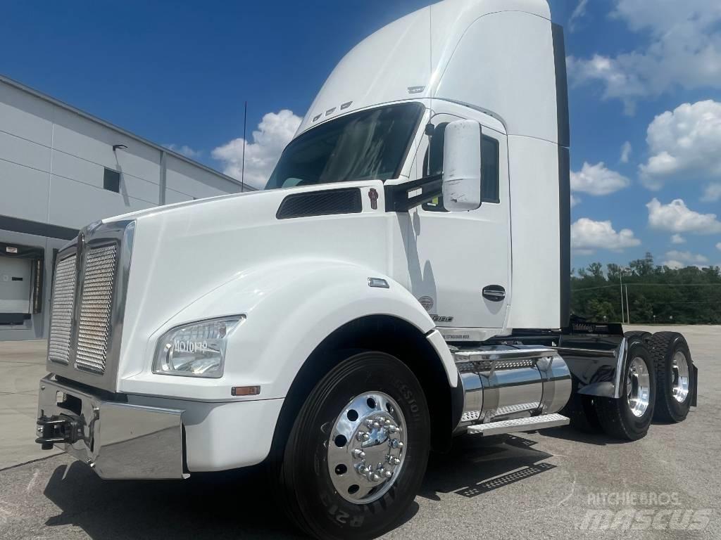 Kenworth T 880 Conventional Trucks / Tractor Trucks