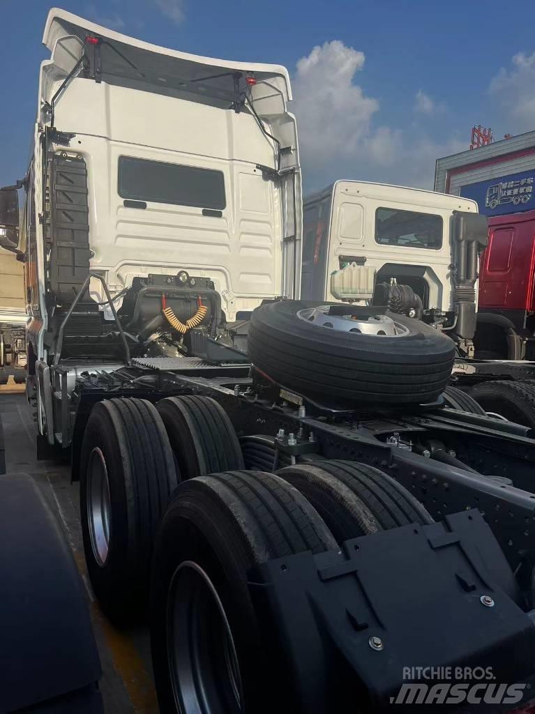 Howo C7H Conventional Trucks / Tractor Trucks