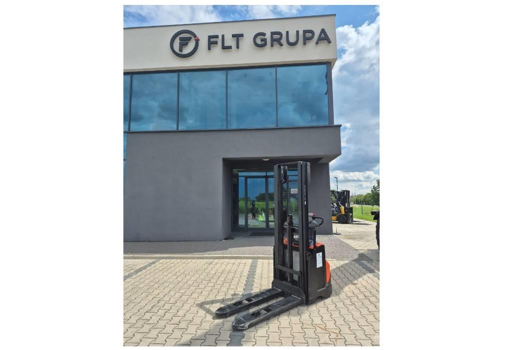 Toyota SWE120 Pedestrian stacker