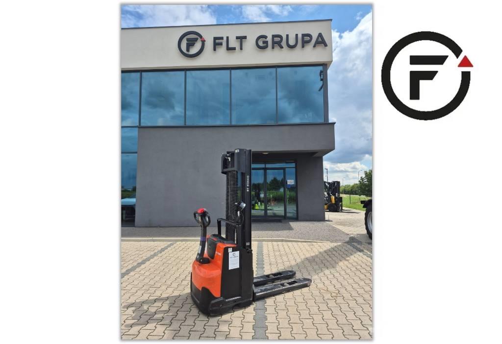 Toyota SWE120 Pedestrian stacker