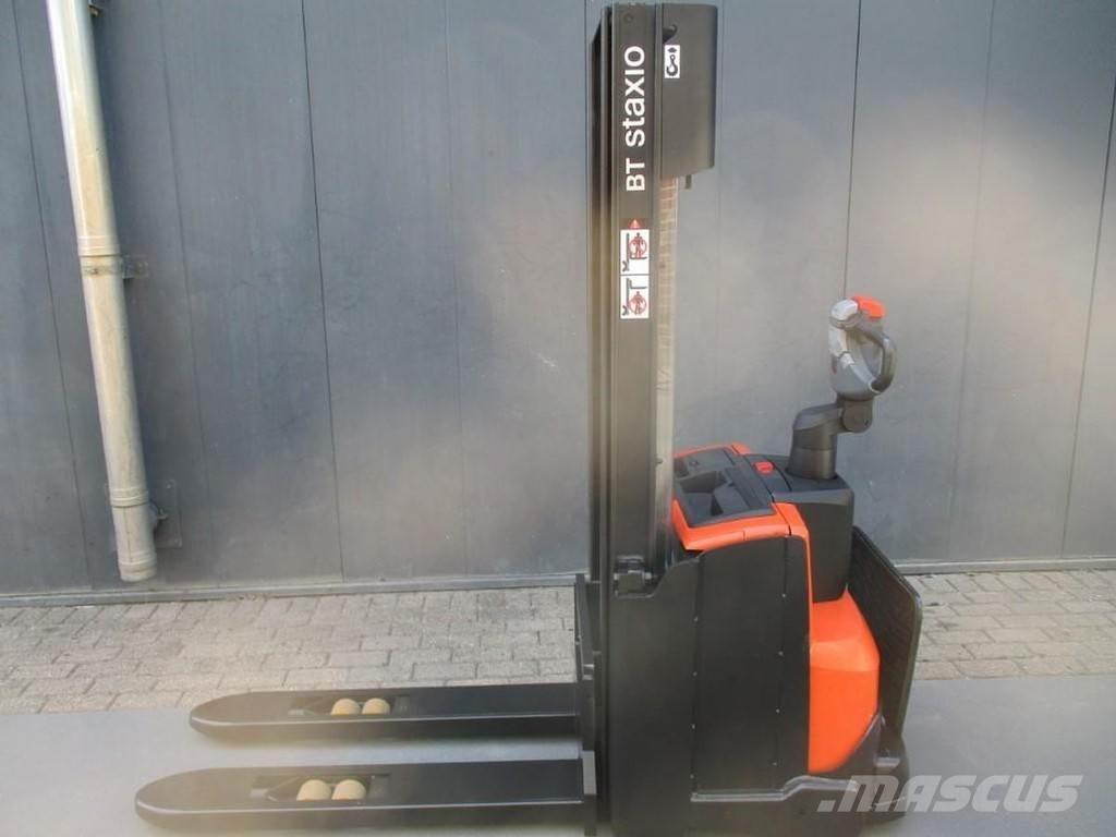 BT SWE 100 Pedestrian stacker