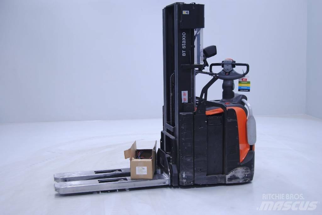 Toyota SPE200L Pedestrian stacker