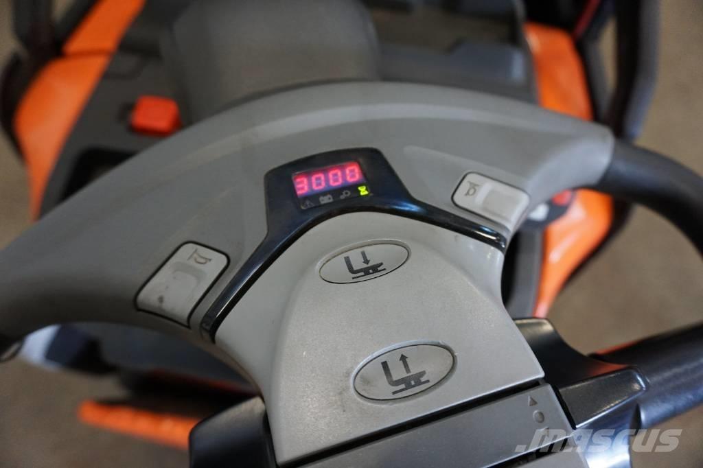 Toyota SPE200D Pedestrian stacker