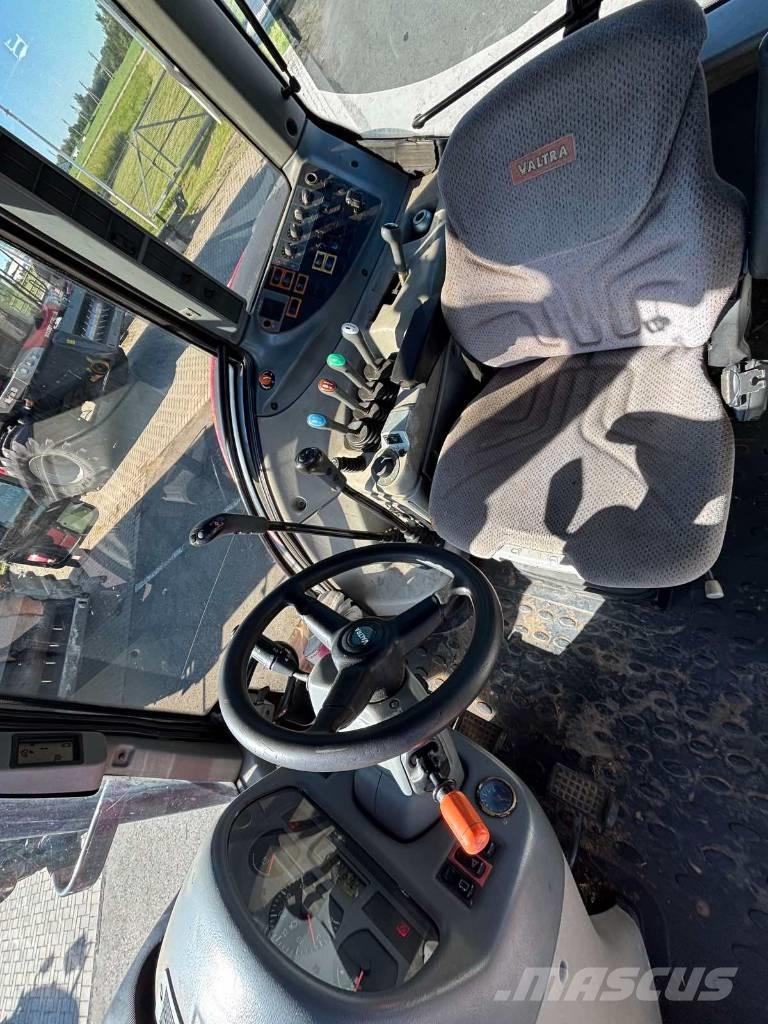 Valtra T 193 Tractors
