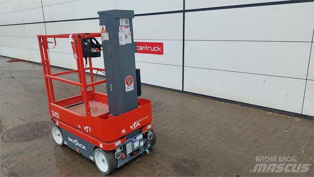 SkyJack SJ12 Vertical mast lifts