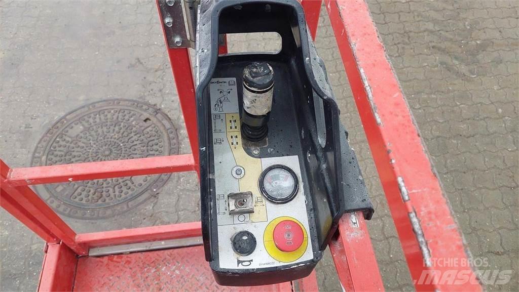 SkyJack SJ12 Vertical mast lifts