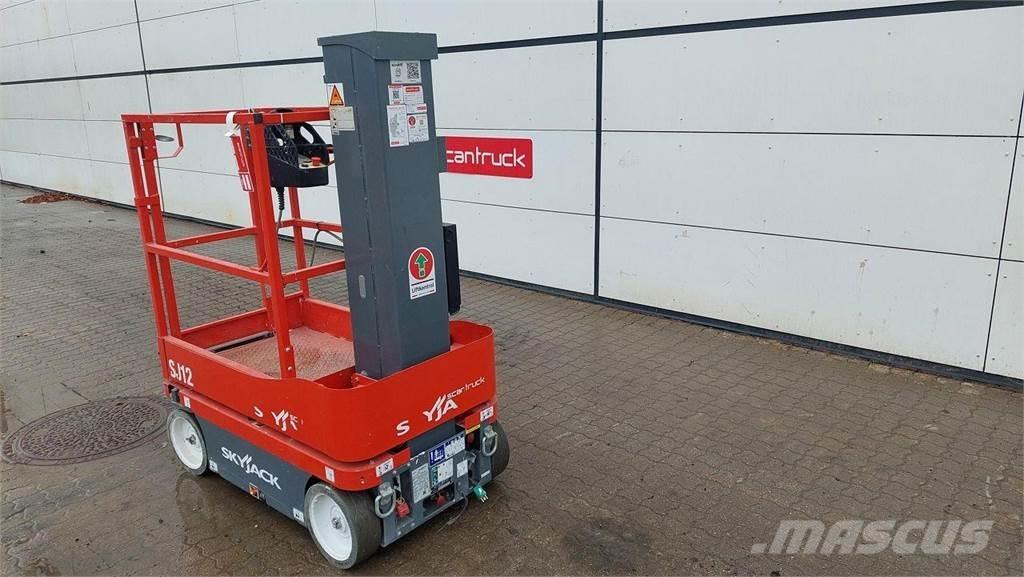 SkyJack SJ12 Vertical mast lifts