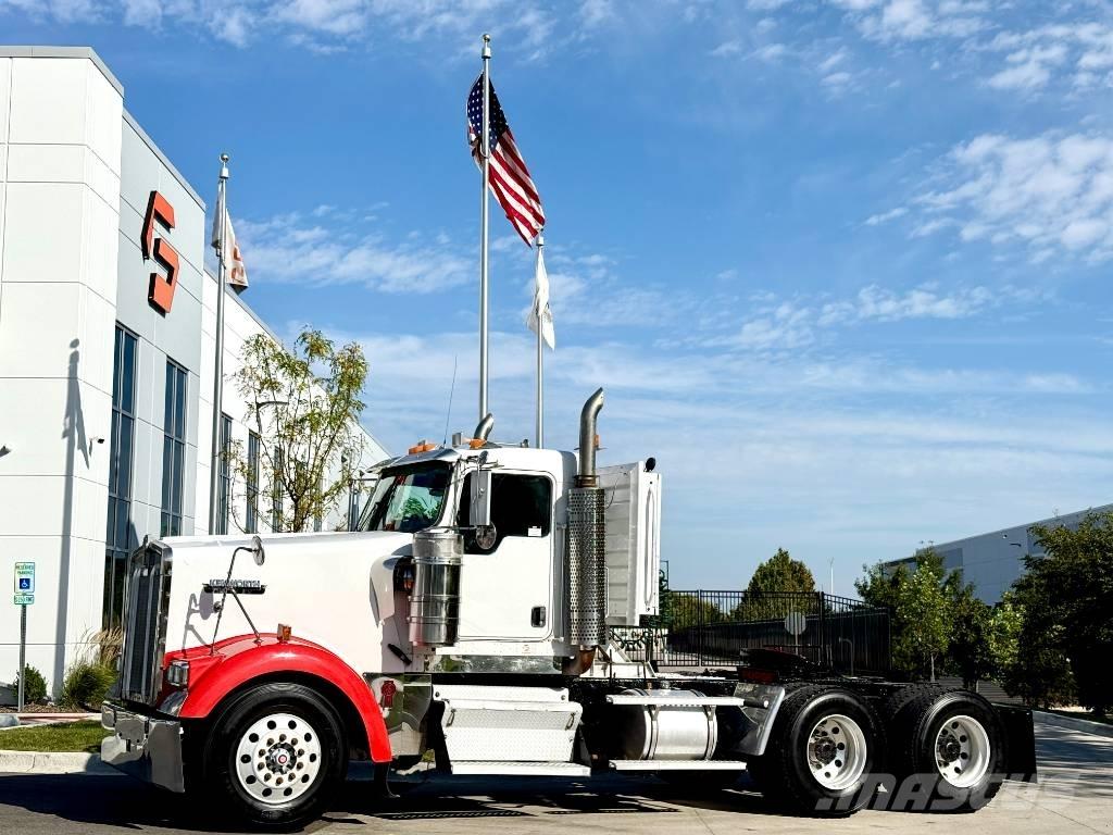 Kenworth W 900 Conventional Trucks / Tractor Trucks