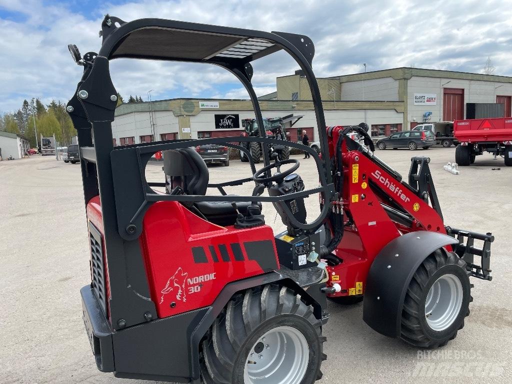 Schäffer Nordic 30 + Multi purpose loaders