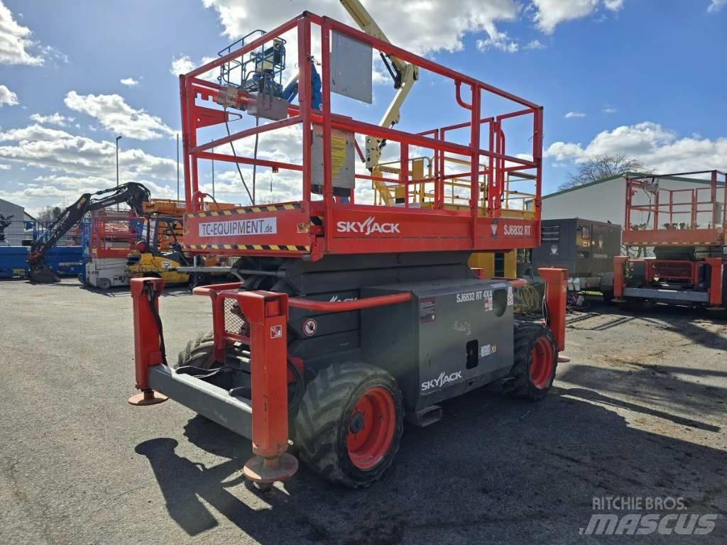 SkyJack SJ 6832 RT Scissor Lifts
