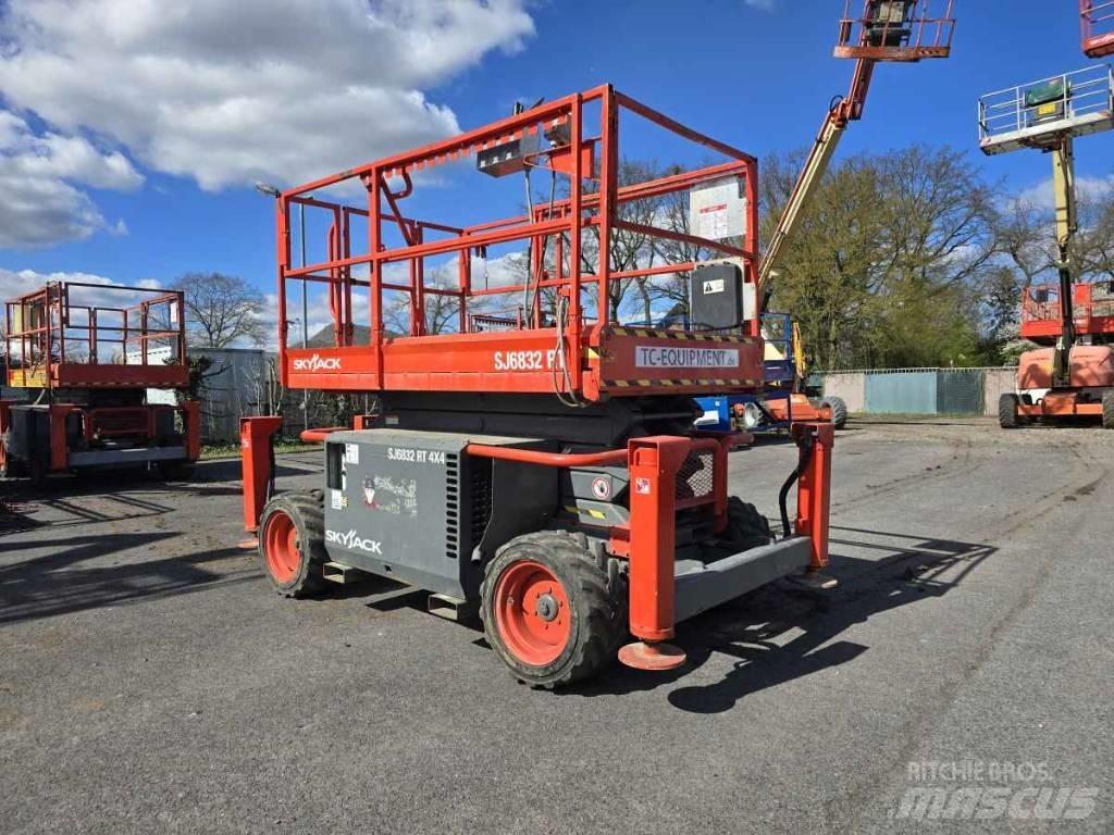 SkyJack SJ 6832 RT Scissor Lifts