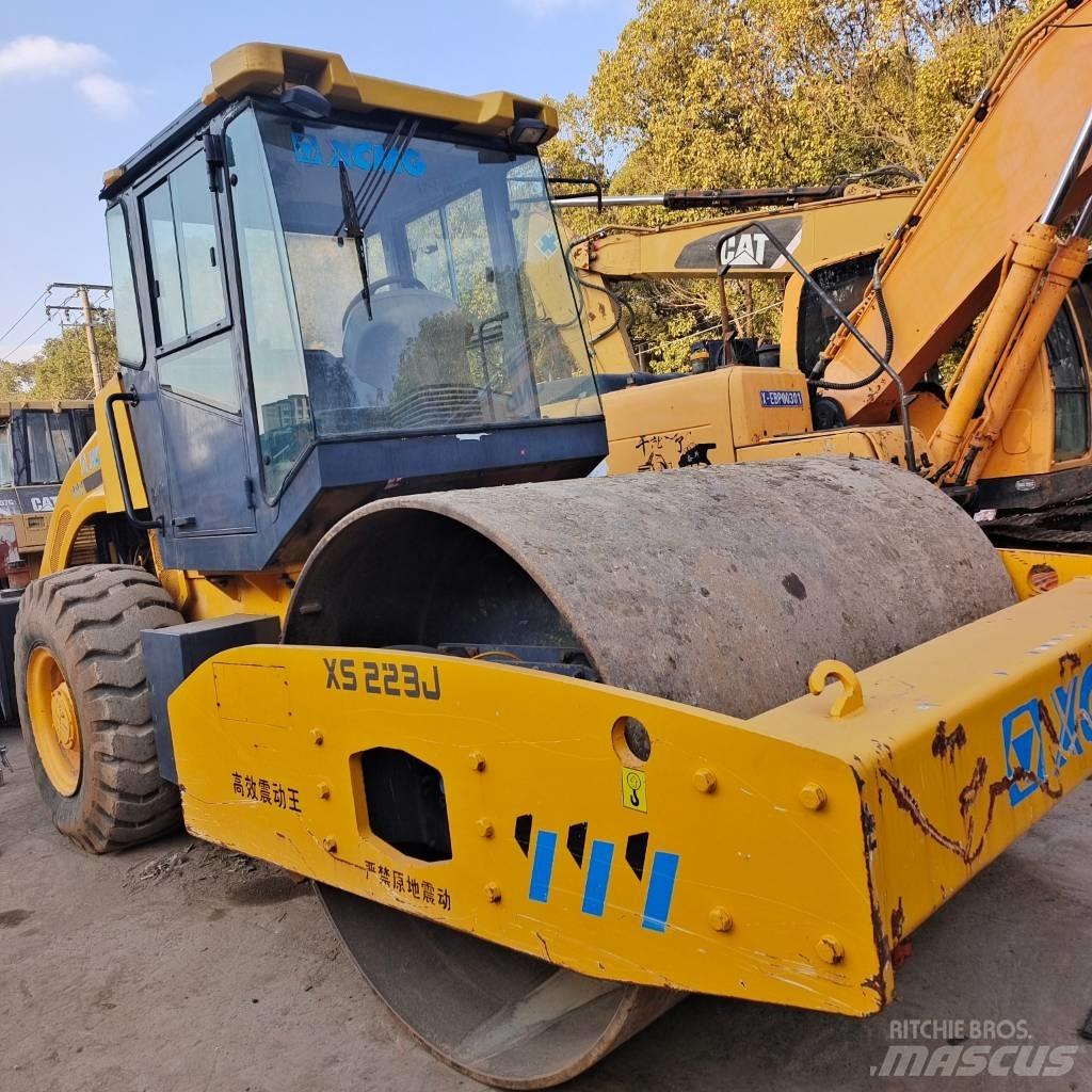 XCMG XS 143 J Single drum rollers