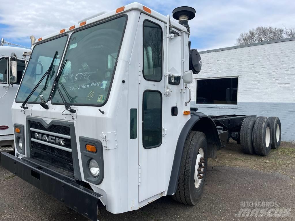 Mack LEU613 Cab & Chassis Trucks