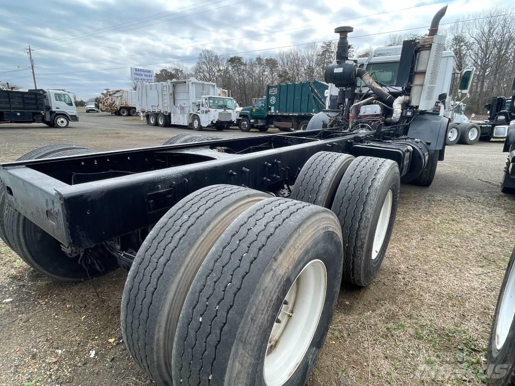 Mack LEU613 Cab & Chassis Trucks