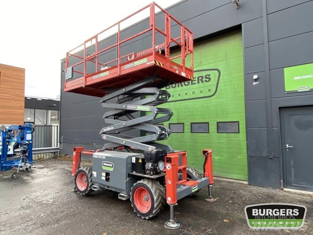 SkyJack SJ6832 RTE Scissor Lifts