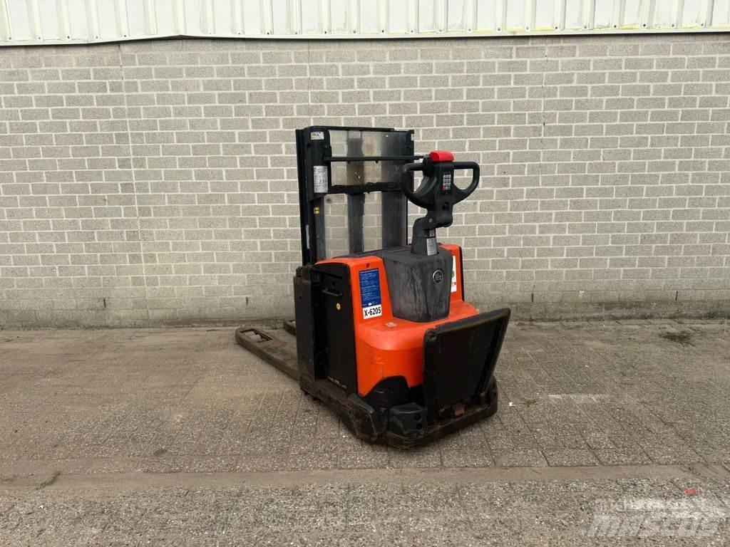 BT SWE200D Pedestrian stacker