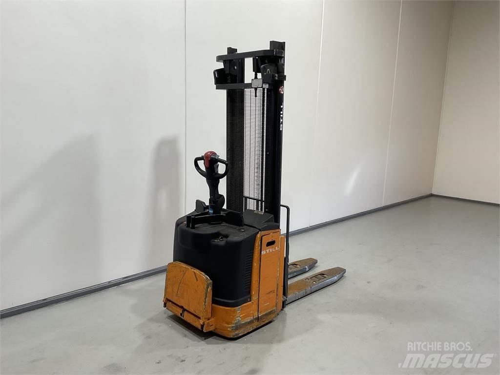 Still EFGV S14 Self Propelled Stackers