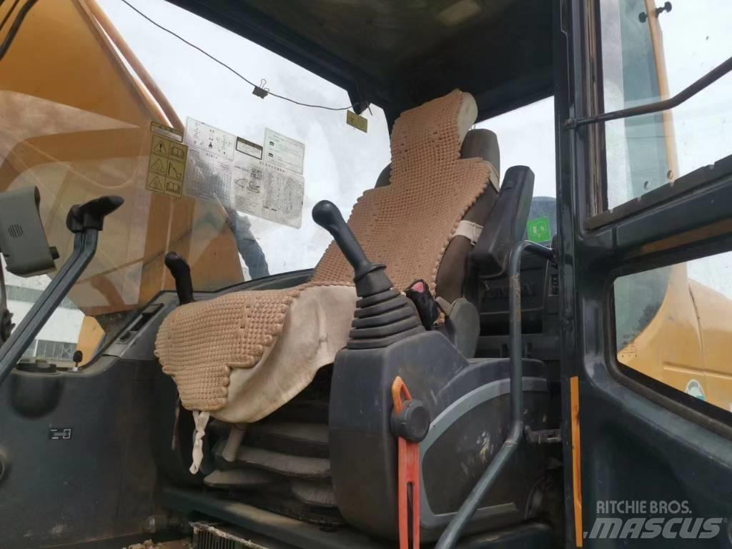 Hyundai 350L VS Crawler Excavators