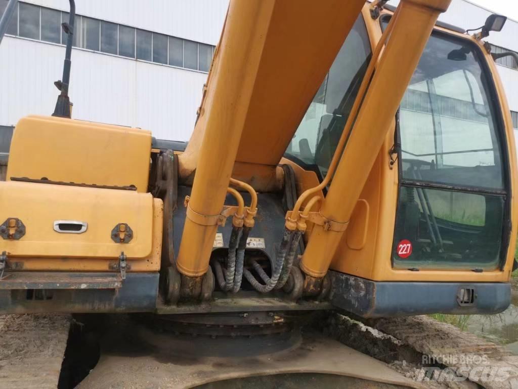 Hyundai 350L VS Crawler Excavators