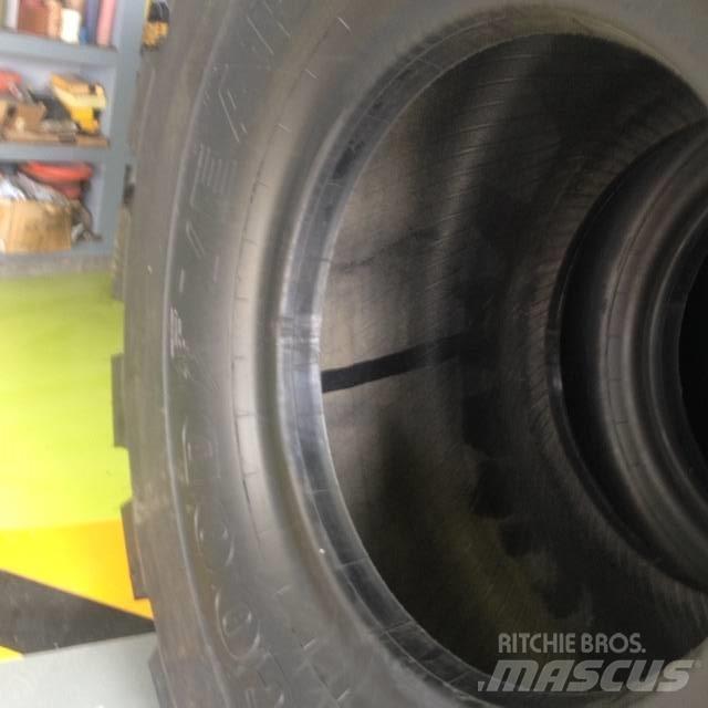 Goodyear 3565R33 L5 Tires, wheels and rims