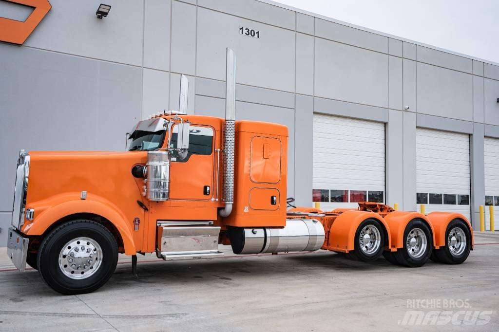 Kenworth W900 Conventional Trucks / Tractor Trucks
