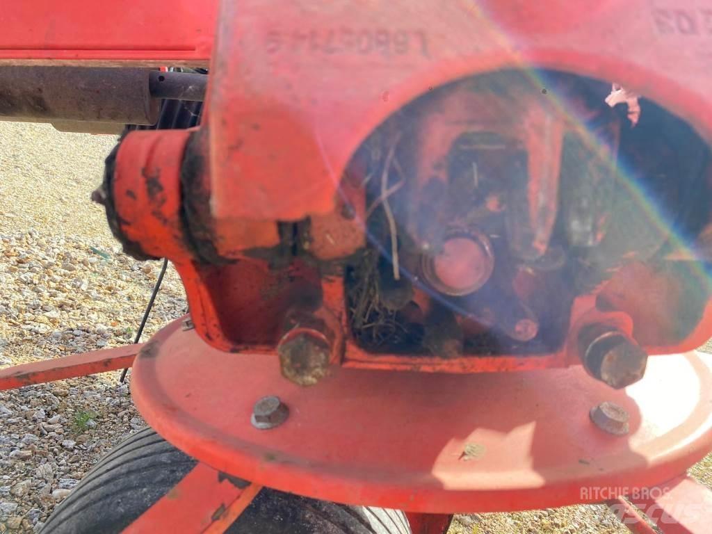 Kuhn GF8702 Rakes and tedders