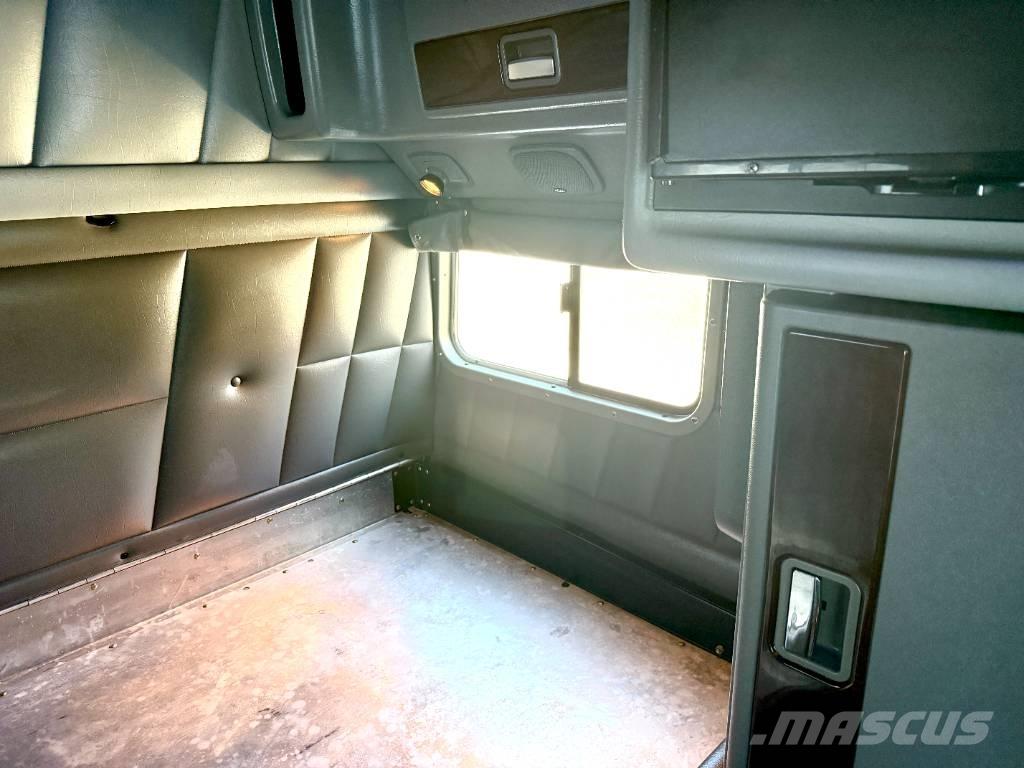 Peterbilt 389 Conventional Trucks / Tractor Trucks