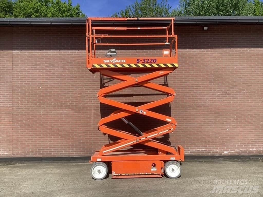 SkyJack SJIII3220 Scissor Lifts