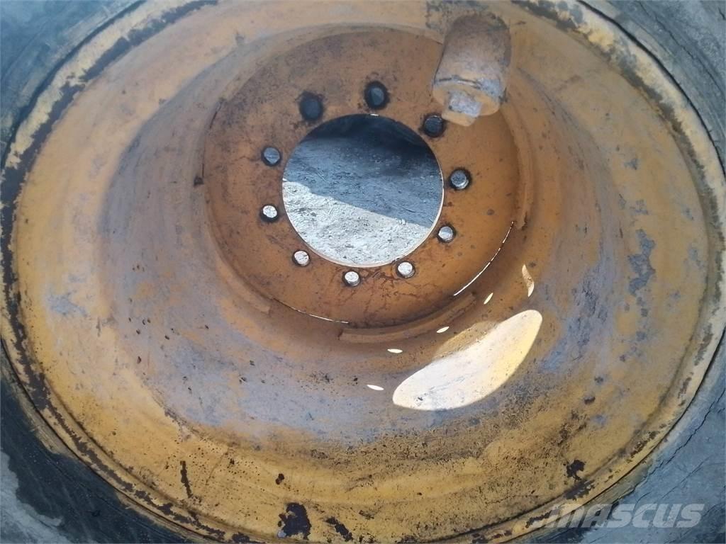 Ösa 250 24x26,5 Tires, wheels and rims