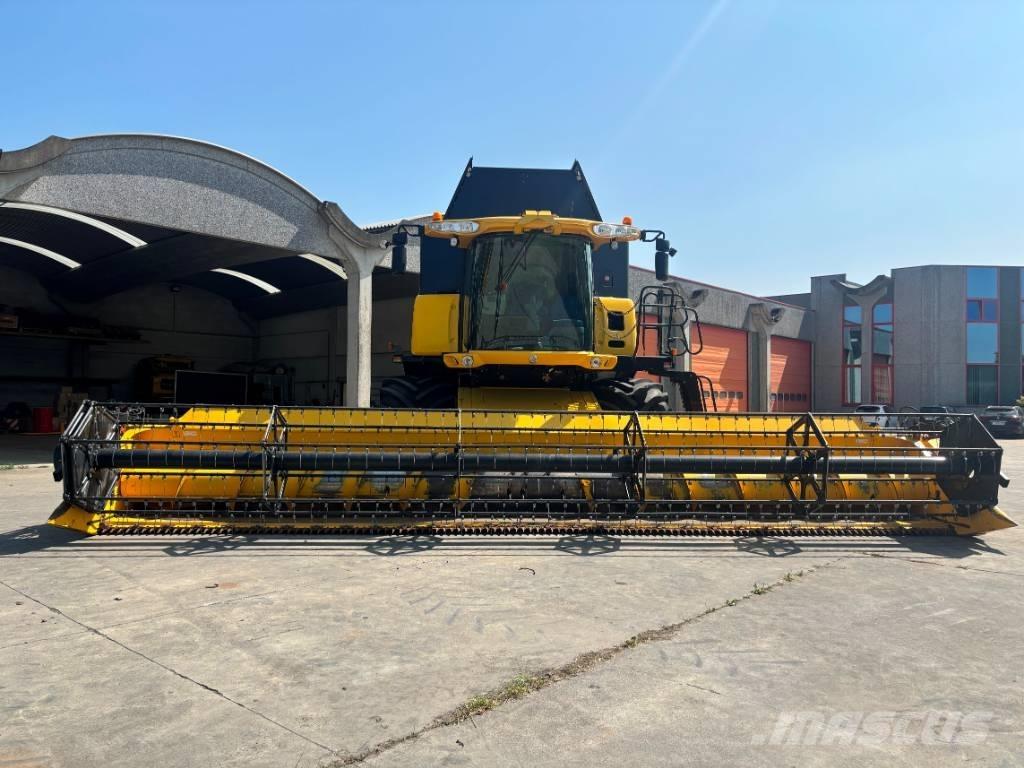 New Holland CR 9090 Combine Harvesters