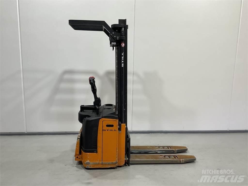 Still EFGV S14 Self Propelled Stackers