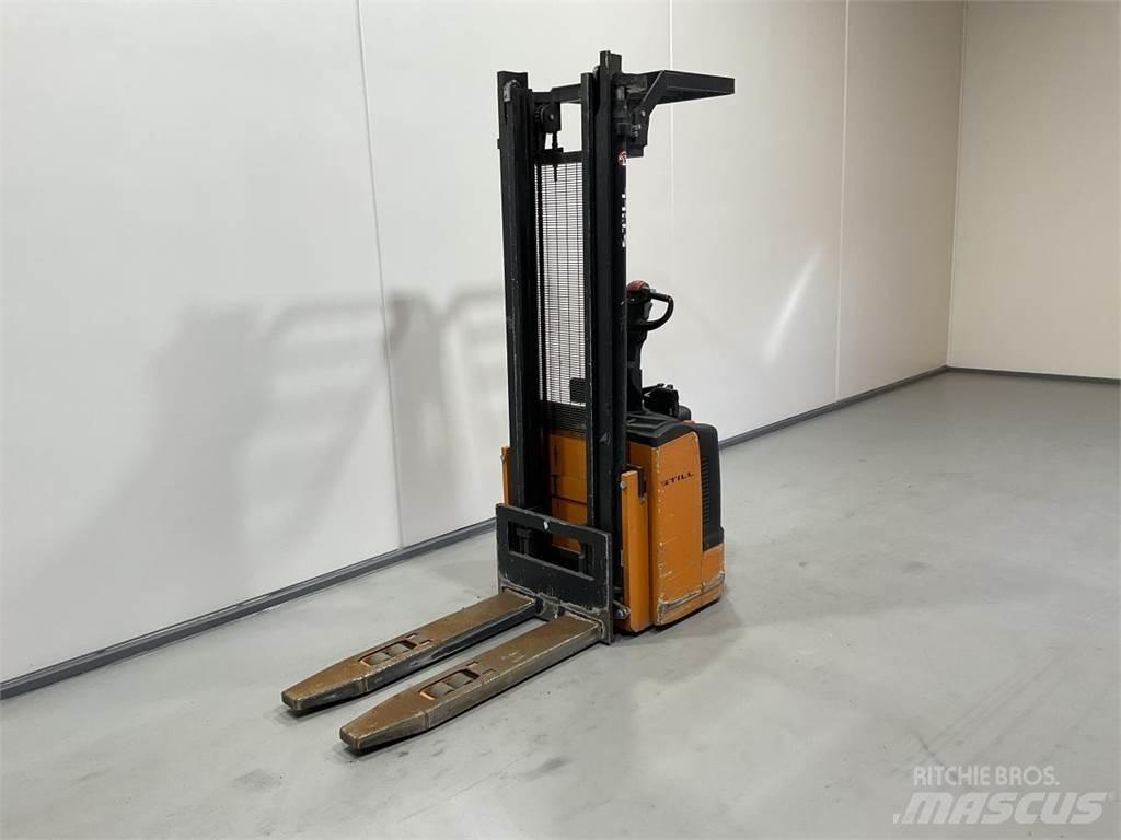 Still EFGV S14 Self Propelled Stackers