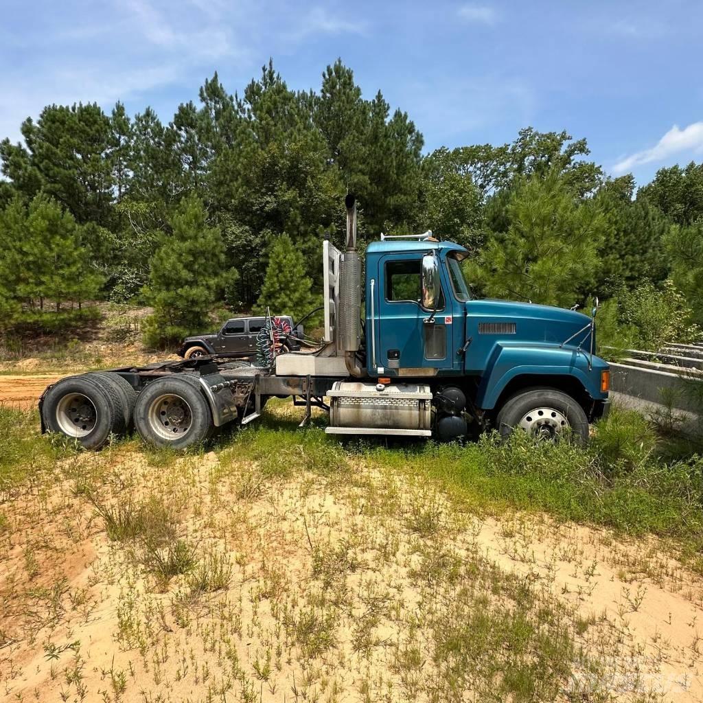 Mack CH 613 Conventional Trucks / Tractor Trucks