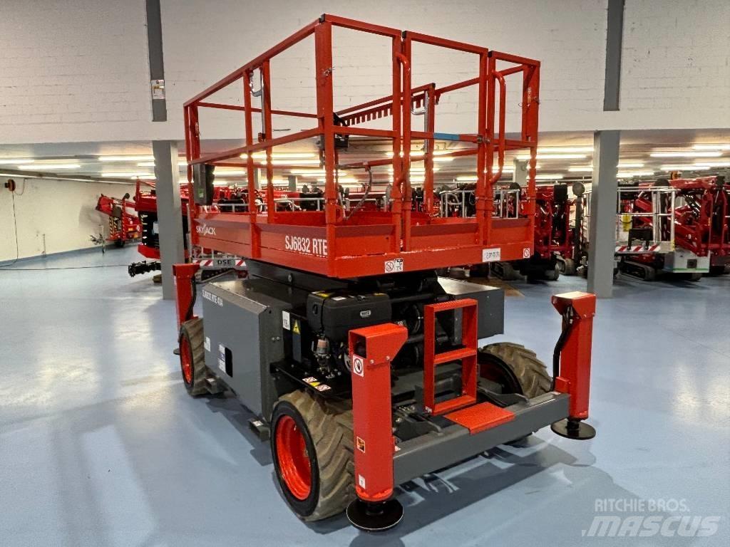 SkyJack SJ 6832 RTE Scissor Lifts
