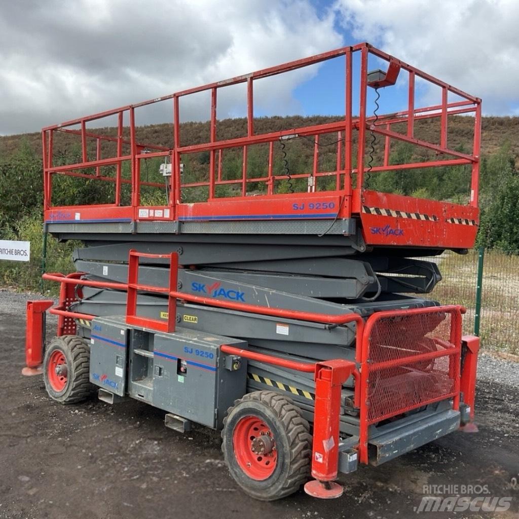 SkyJack SJ 9250 RT Scissor Lifts