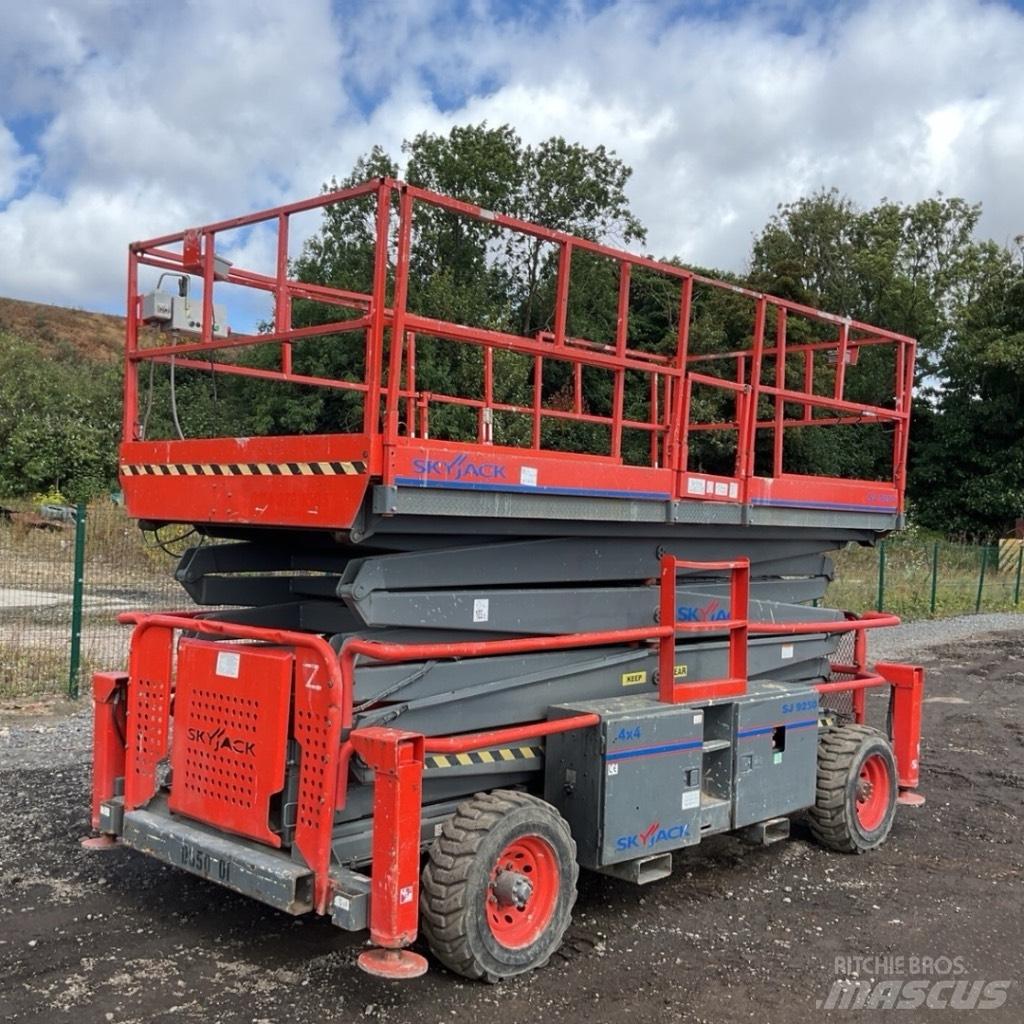SkyJack SJ 9250 RT Scissor Lifts