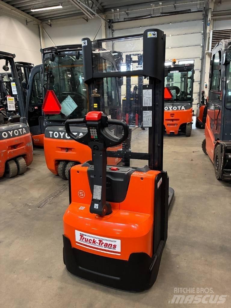 Toyota SWE120L Pedestrian stacker