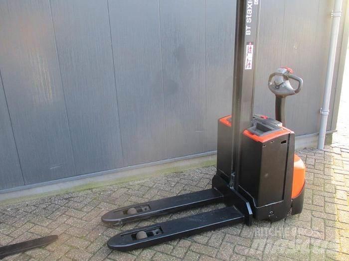 Toyota SWE 080L Pedestrian stacker