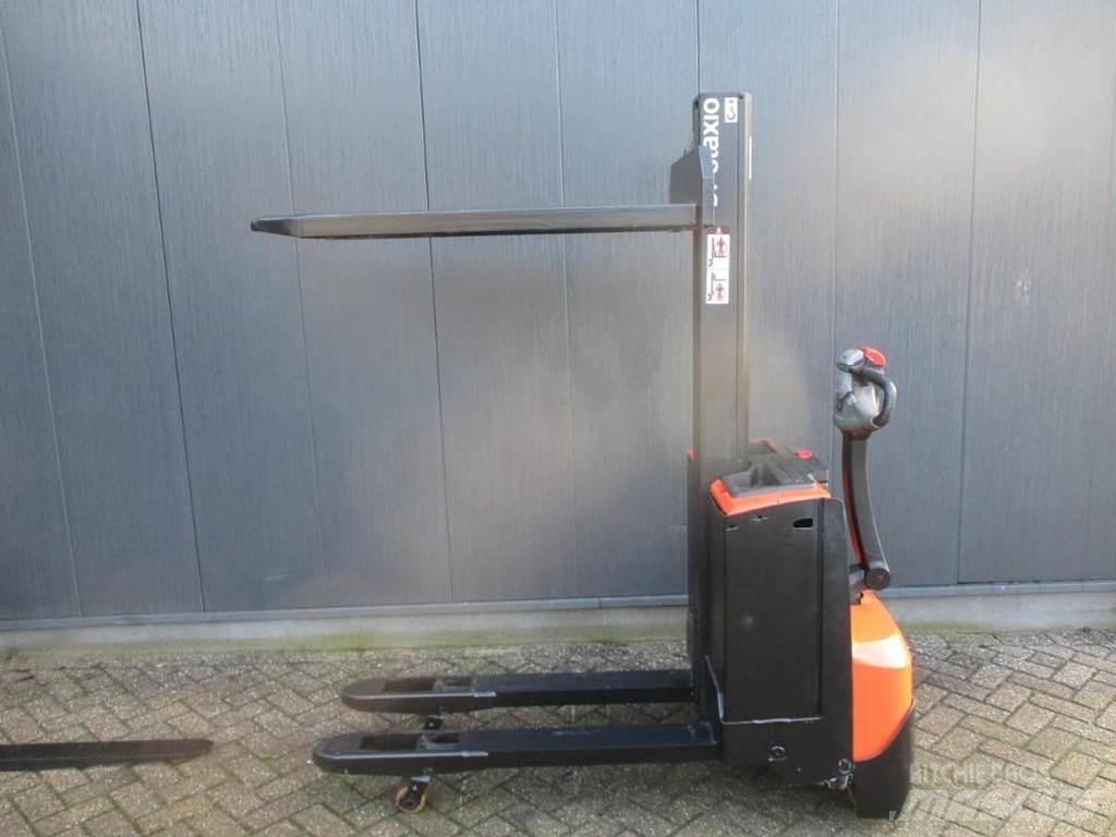 Toyota SWE 080L Pedestrian stacker