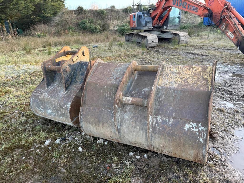 Hitachi ZX225USRLC-3 Crawler Excavators