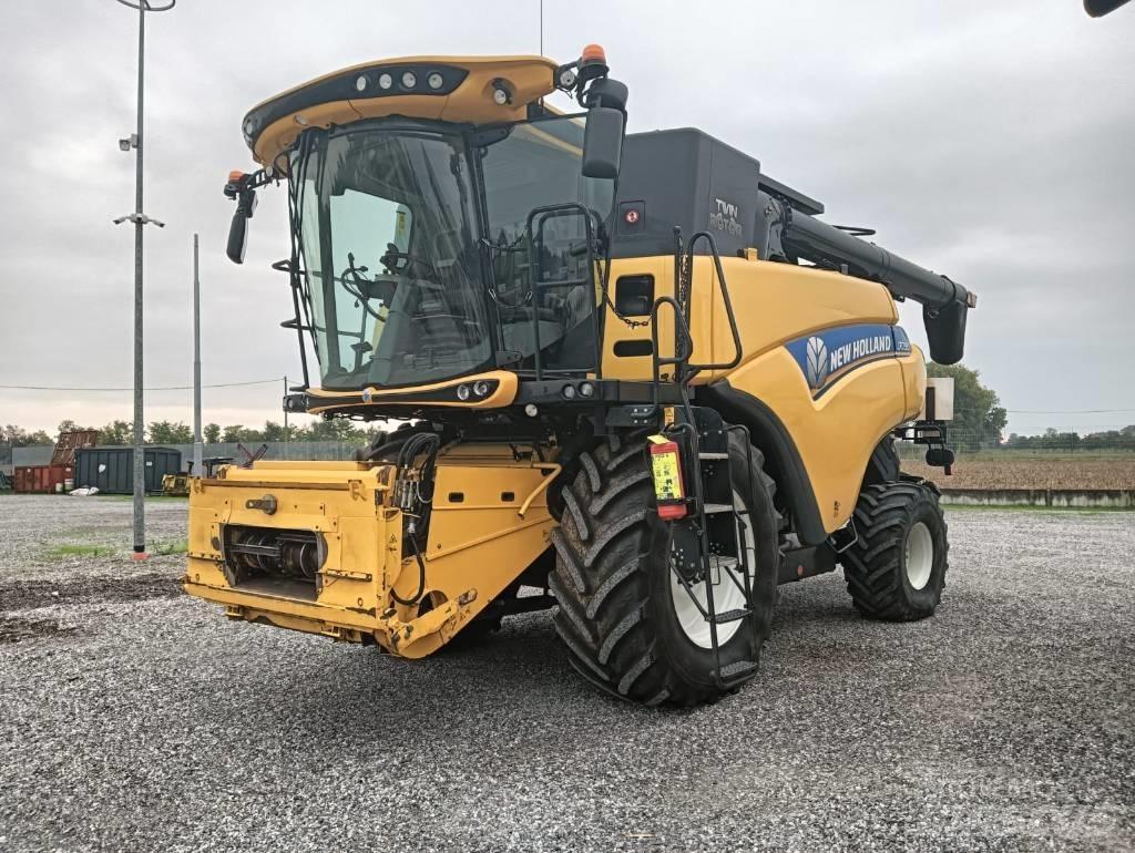 New Holland CR 7.90 Combine Harvesters