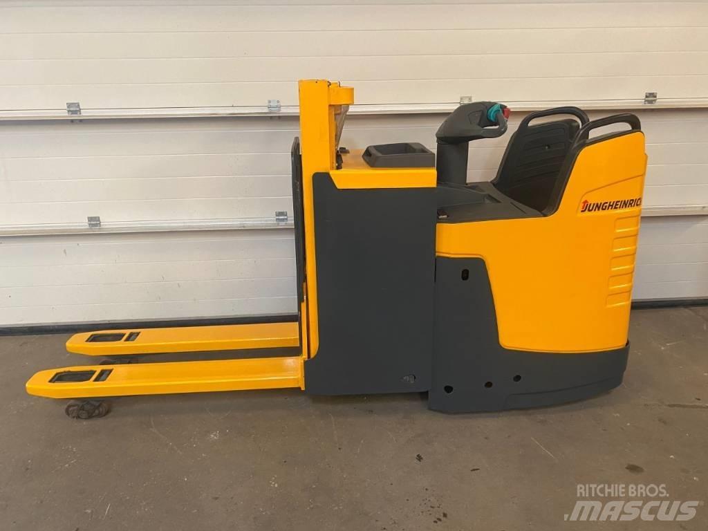 Jungheinrich ERD 220 Self Propelled Stackers
